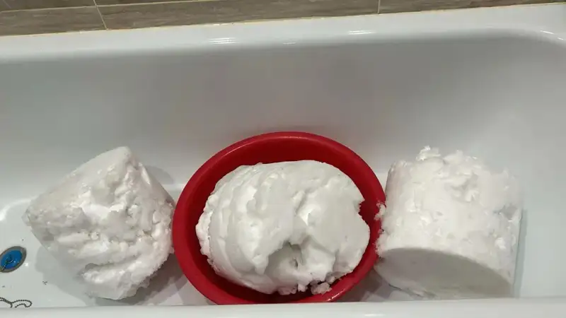 Снег вместо воды используют жители многоэтажки в Актобе