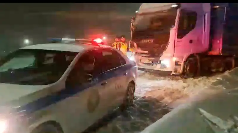 Более 200 грузовых авто стоят на дороге Караганда - Темиртау