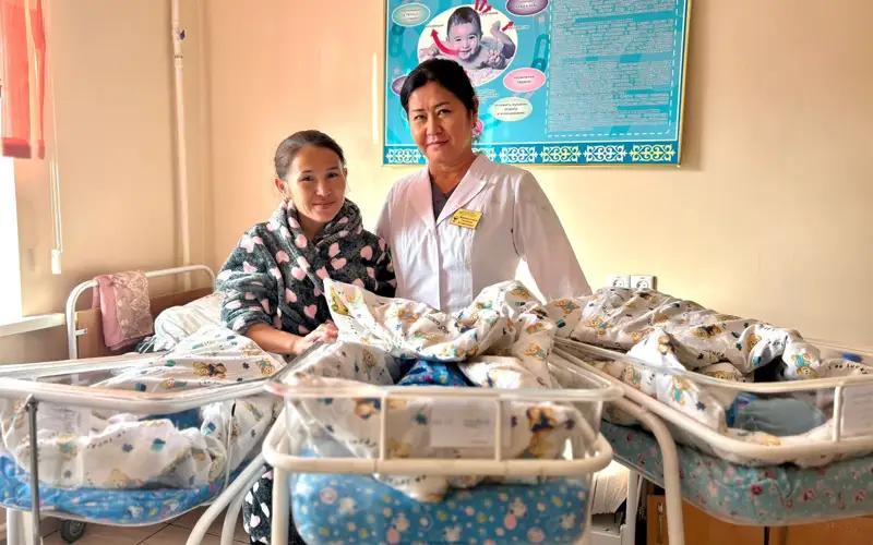 Многодетная мать второй раз родила тройню в Алматинской области 