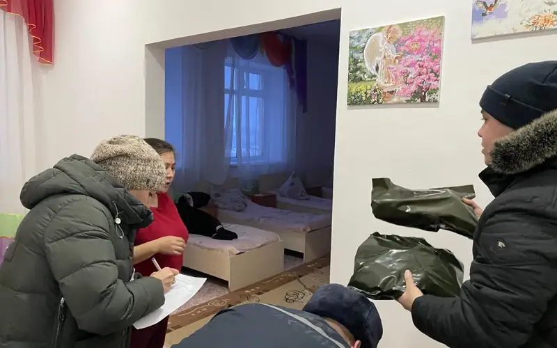 26 человек и 100 баранов эвакуировали с трассы в Акмолинской области