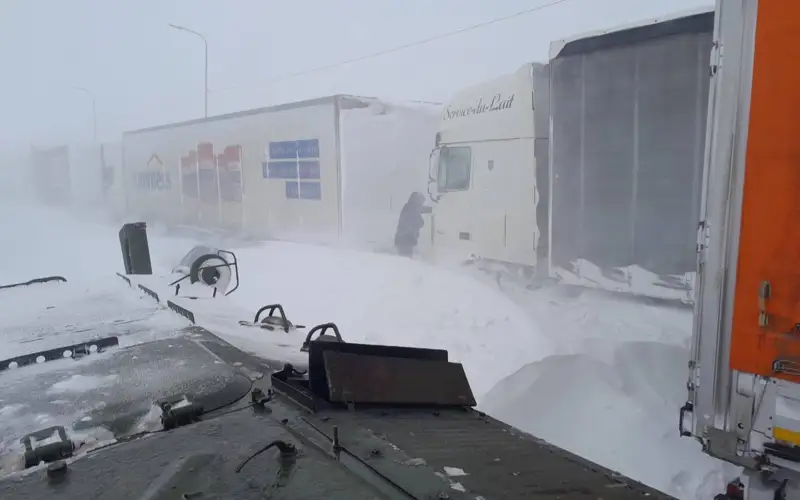 Военнослужащие вызволили из снежного плена в Актюбинской области более 50 человек