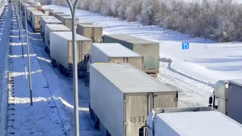 Затор из 2,7 тысяч грузовых авто: аким Актюбинской области записал видеообращение