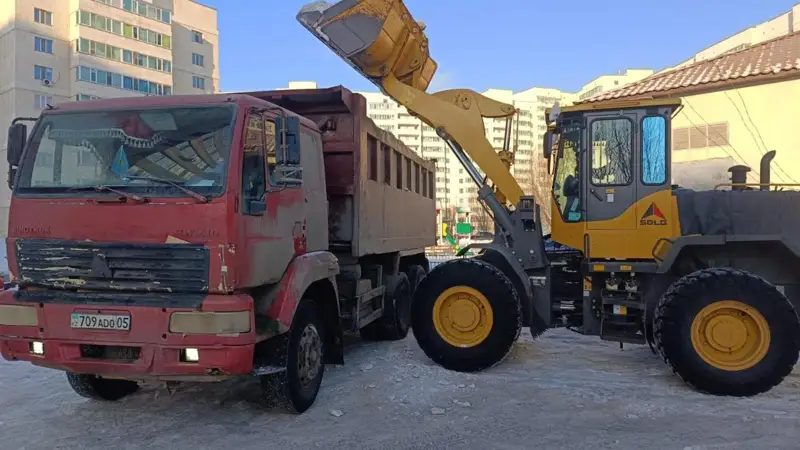 Около 2,5 тысячи грузовиков снега вывезли за ночь в Астане