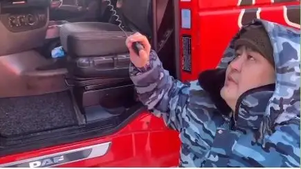 Полицейские доставляют ГСМ водителям большегрузов в Актюбинской области