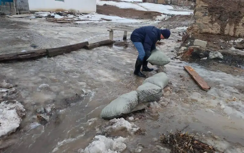 Две тысячи кубометров воды откачали с улиц Атырау