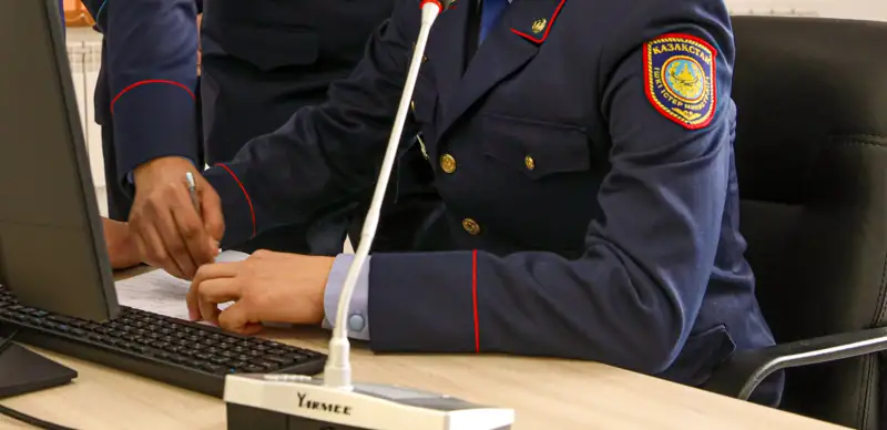 Талдықорғанда қыз зорлады деген күдікпен ұсталған полицей Марат Күштібаевқа қатысты іс сотқа түсті