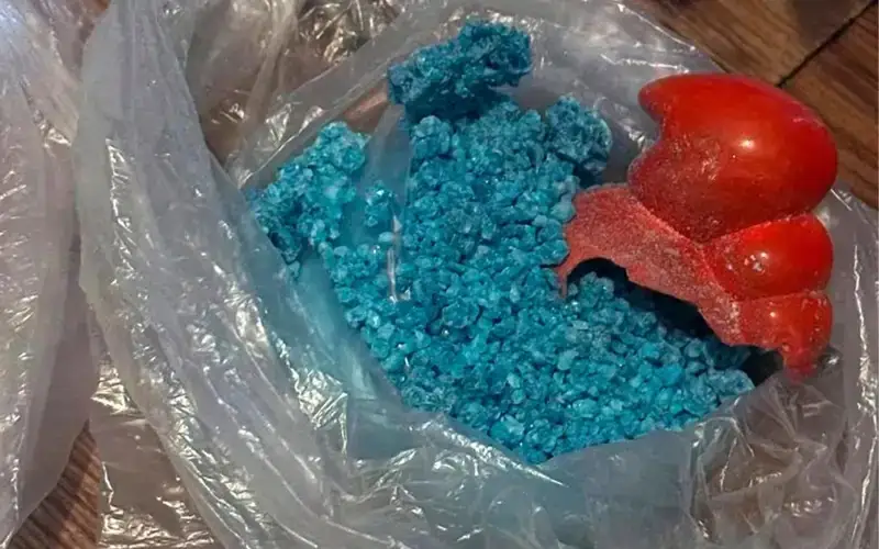 Атырауда көрші өңір тұрғындарынан есірткі мен тапанша тәркіленді