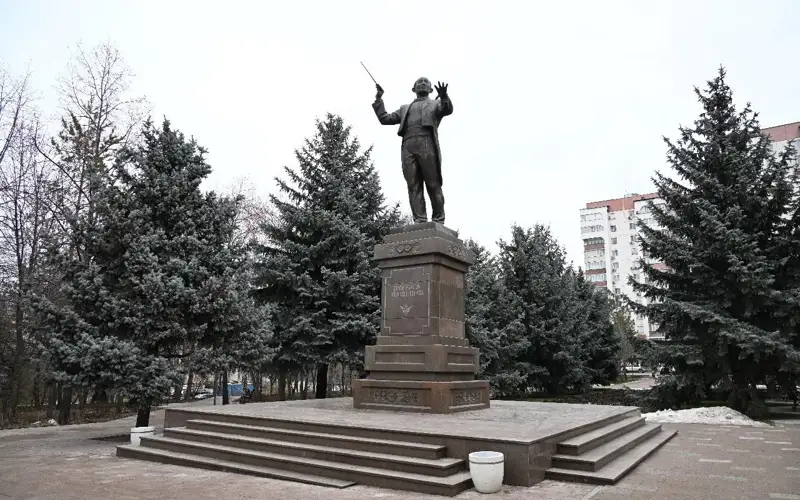 Almatyda jýrnalıster skveri jańartyldy