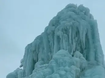 Происхождение огромной ледяной глыбы объяснили в акимате Экибастуза