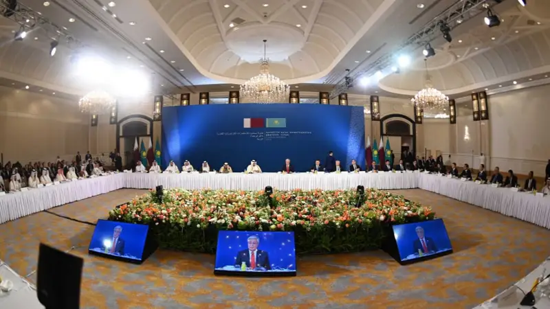 Qasym-Jomart Toqaev elimiz tańdaǵan baǵyttyń keıbir tustary Qatarmen uqsas ekenin aıtty
