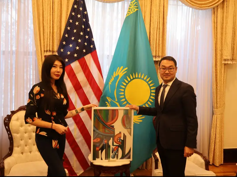 Казахстанская художница подарила свою картину посольству РК в США