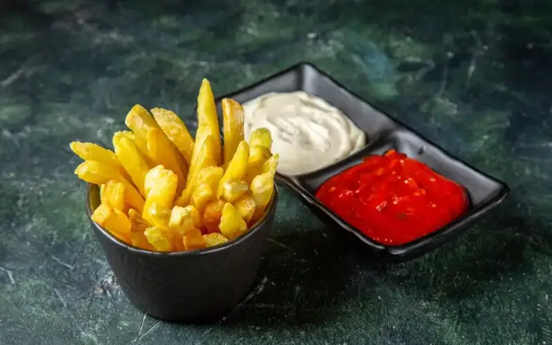 كەتچۋپ پەن مايونەزدى ارالاستىرىپ جەۋگە بولا ما؟ دارىگەر جاۋاپ بەردى