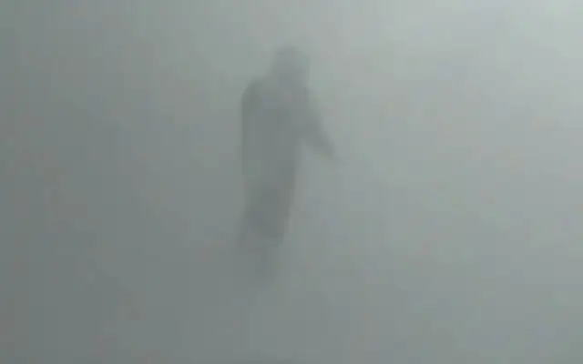 сквозь буран пробирается к людям полицейский в области Абай