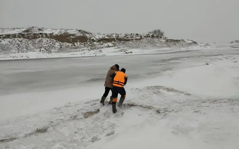 Рыбак и льдина — мужчину спасли сотрудники ДЧС Алматинской области