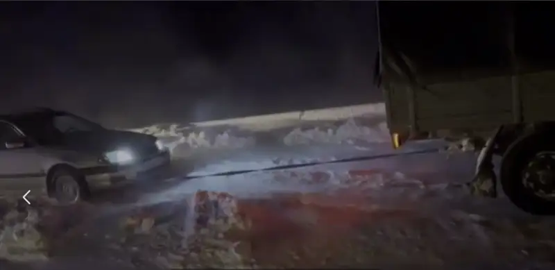 Полицейские и спасатели вызволили 67 человек из снежного плена в Жетысу