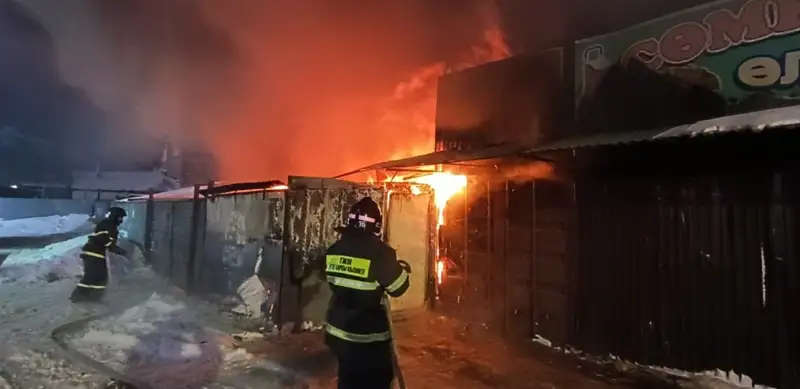 Два 40-тонных контейнера сгорели в Астане