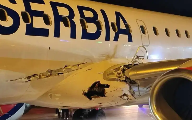 Пробитый фюзеляж у самолета в Белграде