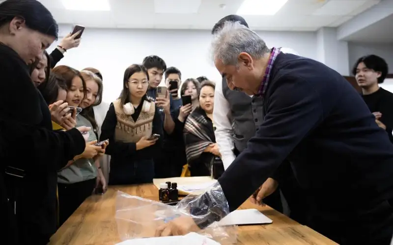 Выставку древних рукописей провели ученые из Ирана в Астане