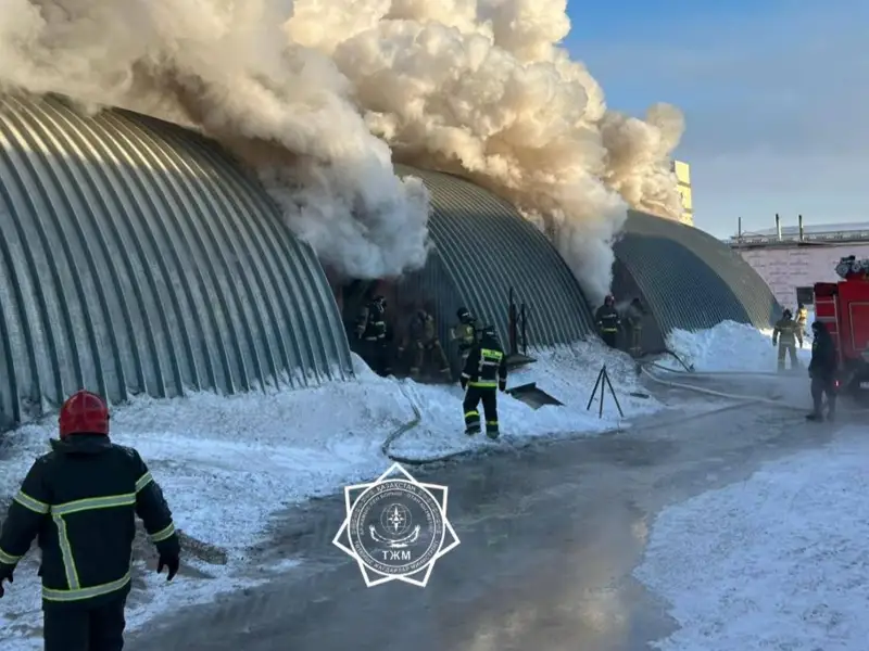 Мебельный цех горит в Астане