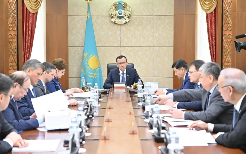 参议院议长主持召开主席团会议