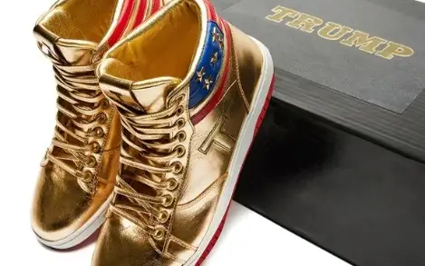 Дональд Трамп запустил линию золотых кроссовок