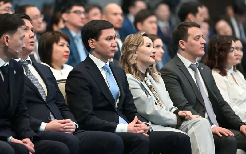 Женщины все-таки более внимательны к работе — Президент о гендерном балансе на госслужбе 