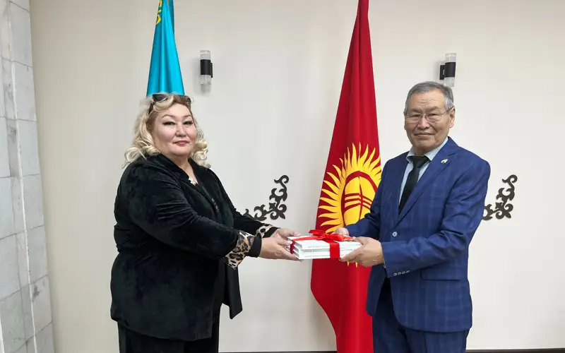 Книгу Ахмета Тоқтабая «Орта Азия қазақтарының киелі жерлері» презентовали в Бишкеке 