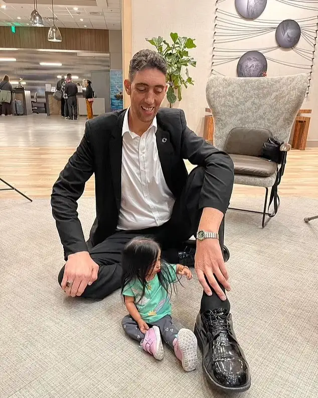 Жыныстық қатынас кезінде ұсталды Анорексиядан зардап шегетін әйелді үлкен мүшесі ит стилін бұзды