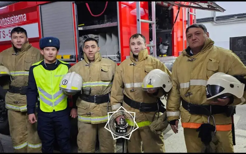 15 человек эвакуировали и двоих спасли при пожаре в Алматы