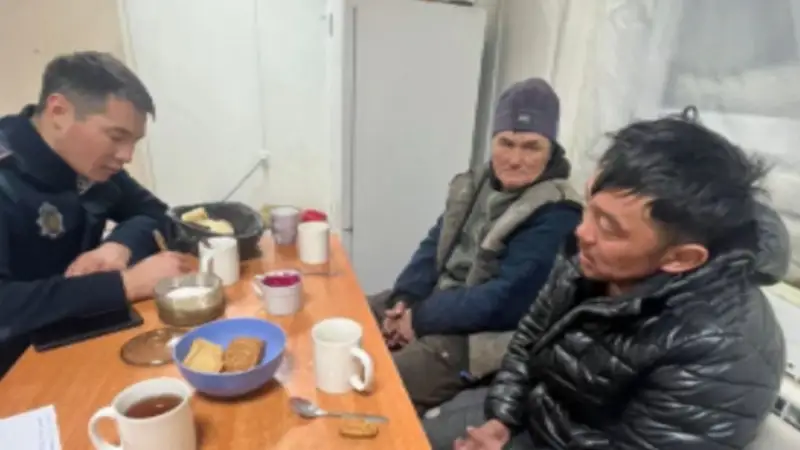 В области Абай полицейские спасли заблудившихся в 40-градусный мороз двух трактористов
