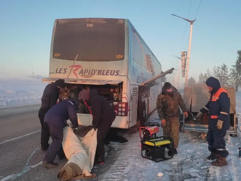 55 иностранцев эвакуировали с трассы в мороз в Костанайской области 