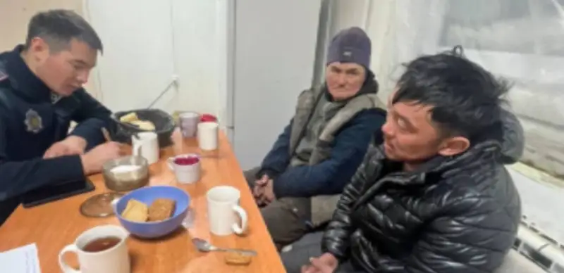  Абай облысында полицейлер қатты аязда адасқан шопандарды өмірін қатерге тігіп құтқарды