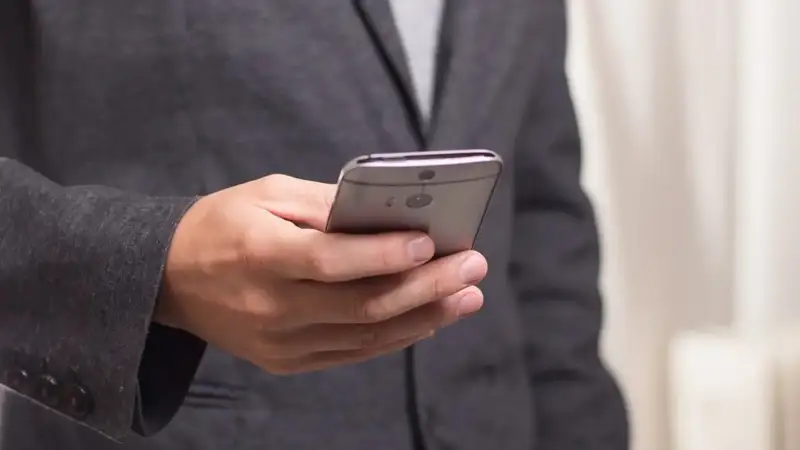 ҚР Президенти ўқувчиларга дарс вақтида телефондан фойдаланишни тақиқловчи қонунни имзолади