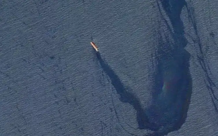 Британское судно тонет в Красном море после попадания хуситской ракеты