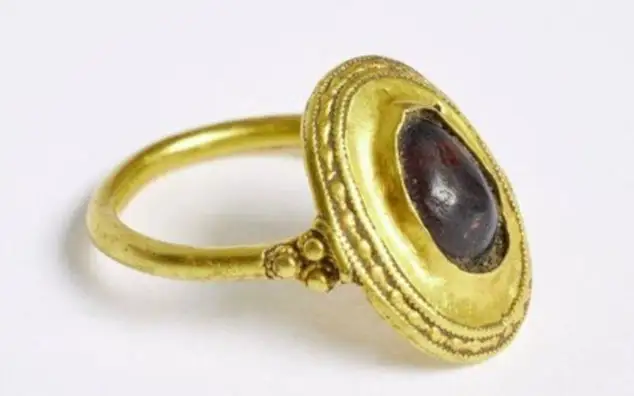 Кольцо королевской семьи возрастом 1400 лет нашли в Дании