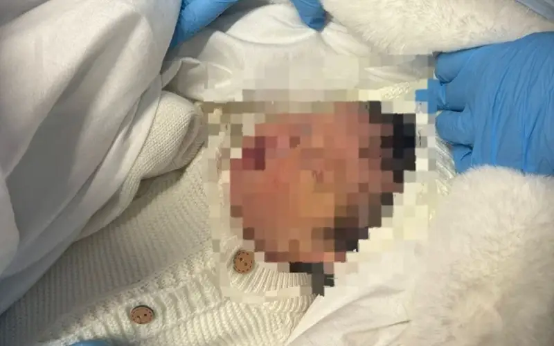 Qaraǵandylyq áıel aıazda sábıin kóshege tastap ketken