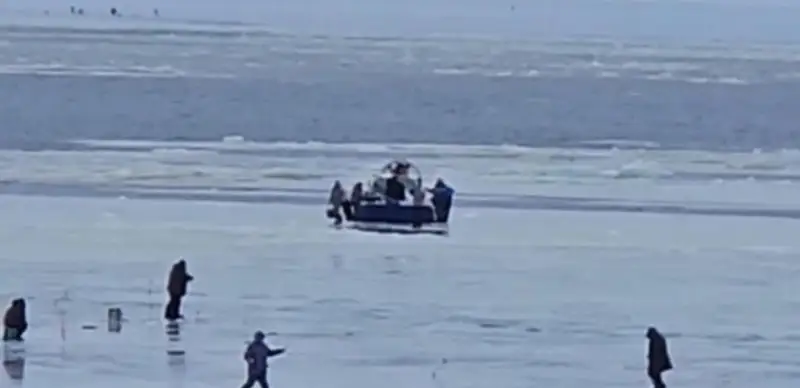 35 рыбаков унесло на отколовшейся льдине в России