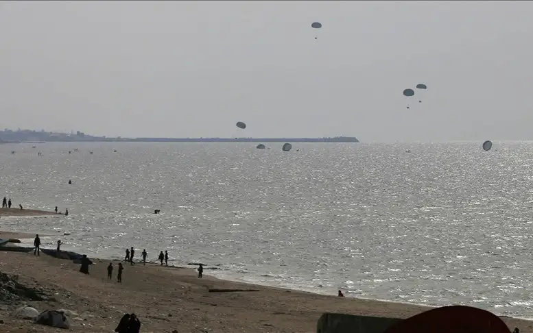 Палестинцы собрались на побережье Газы, чтобы добраться до сброшенной в море помощи