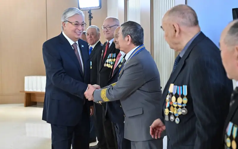 Токаев встретился с ветеранами-железнодорожниками