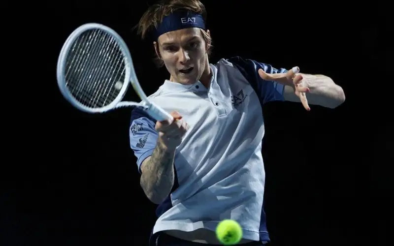 Александр Бублик пробился в 1/4 финала турнира в Дубае