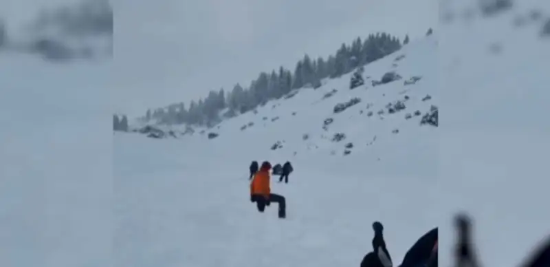 Четыре иностранных туриста погибли при сходе лавины в Кыргызстане