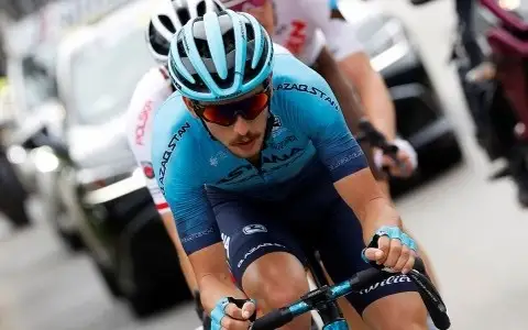 Гонщики «Астаны» финишировали в топ-10 «Трофео Лайгуэлья»