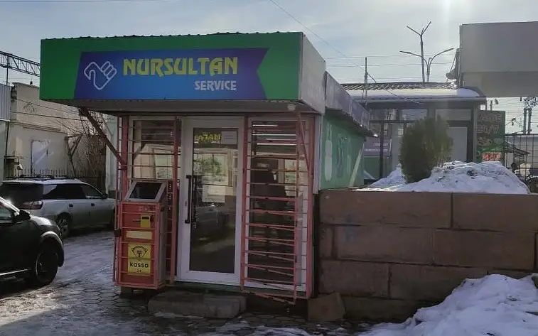 Незаконно установленные торговые киоски сносят в Таразе