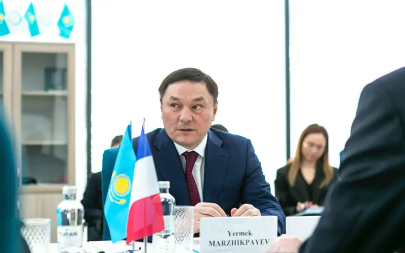 Талисман парижской олимпиады подарили министерству спорта и туризма в Астане