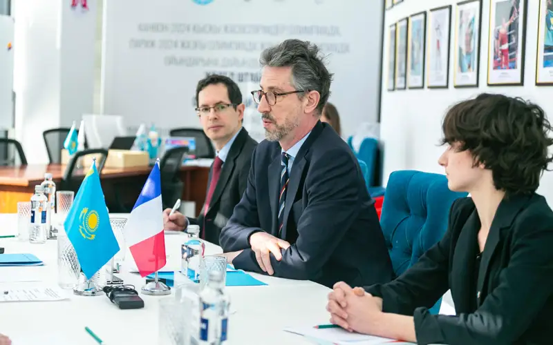 Французкий художник работает над муралом в Астане