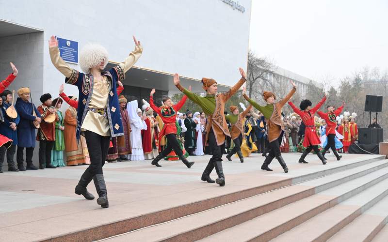 По улицам Шымкента прошел Караван благодарности По улицам Шымкента прошел Караван благодарности