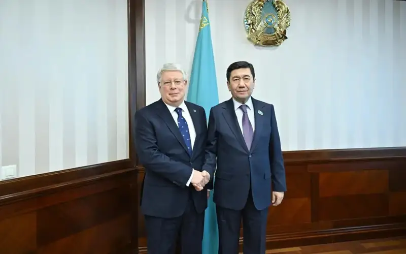 马吉利斯议长会见俄罗斯驻哈大使