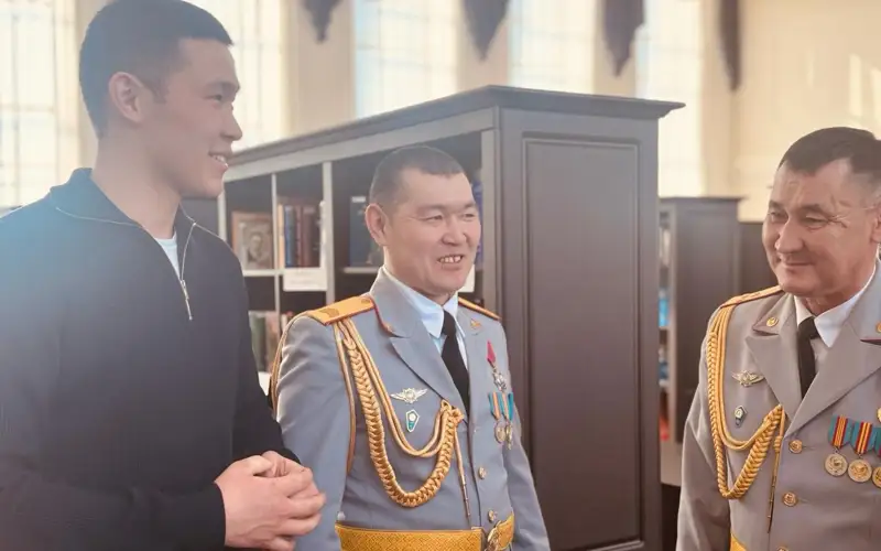 Спасибо за второй день рождения — павлодарские студенты поблагодарили полицейских