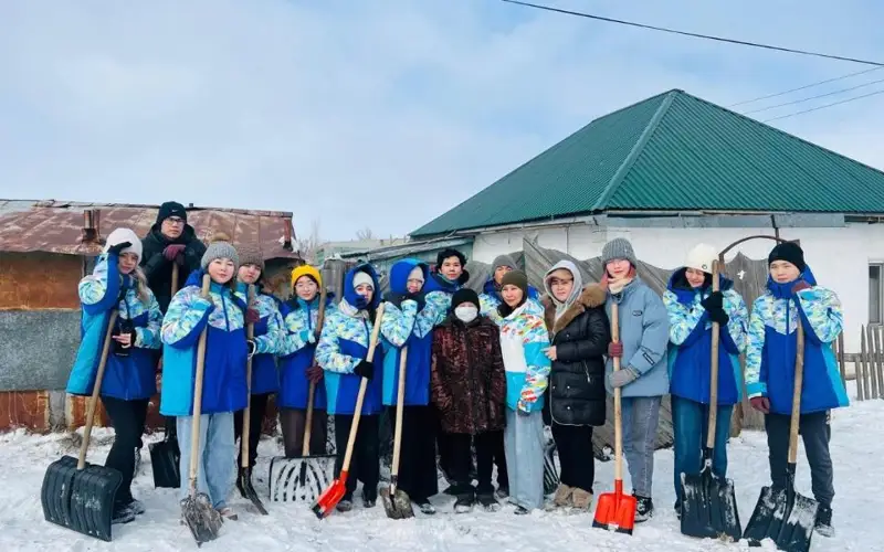 Волонтеры помогли пенсионерам убрать снег в Астане