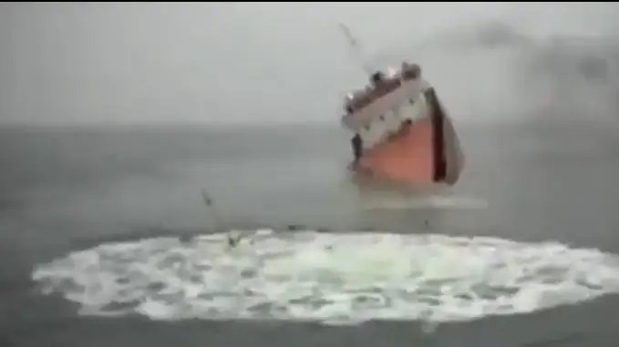 В Красном море частично затонул британский сухогруз, поврежденный в результате атаки хуситов